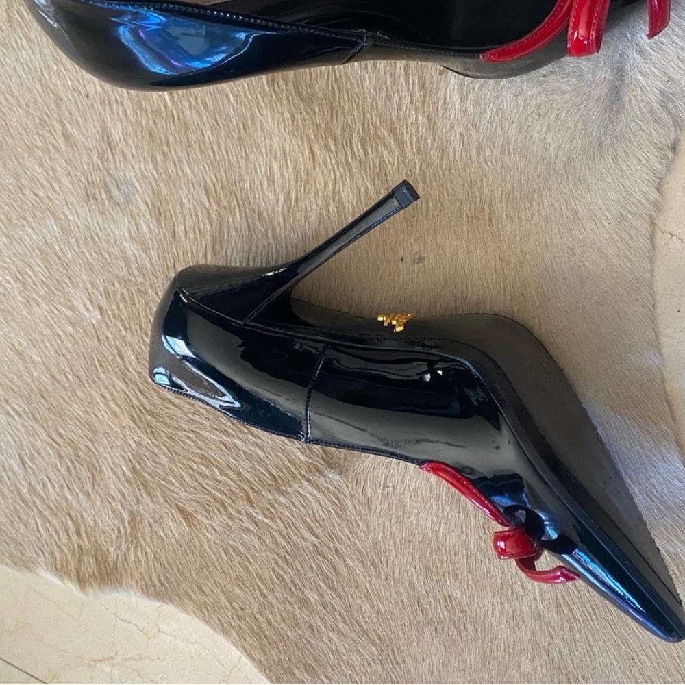 Gorgeous Prada Women's Glossy Black Heels with Red Bow. - Picture 3 of 6